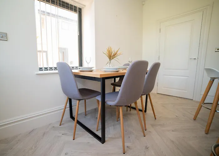 Stylish 3-Bedroom Townhouse In Leeds: Ideal For Leisure & Corporate Stays