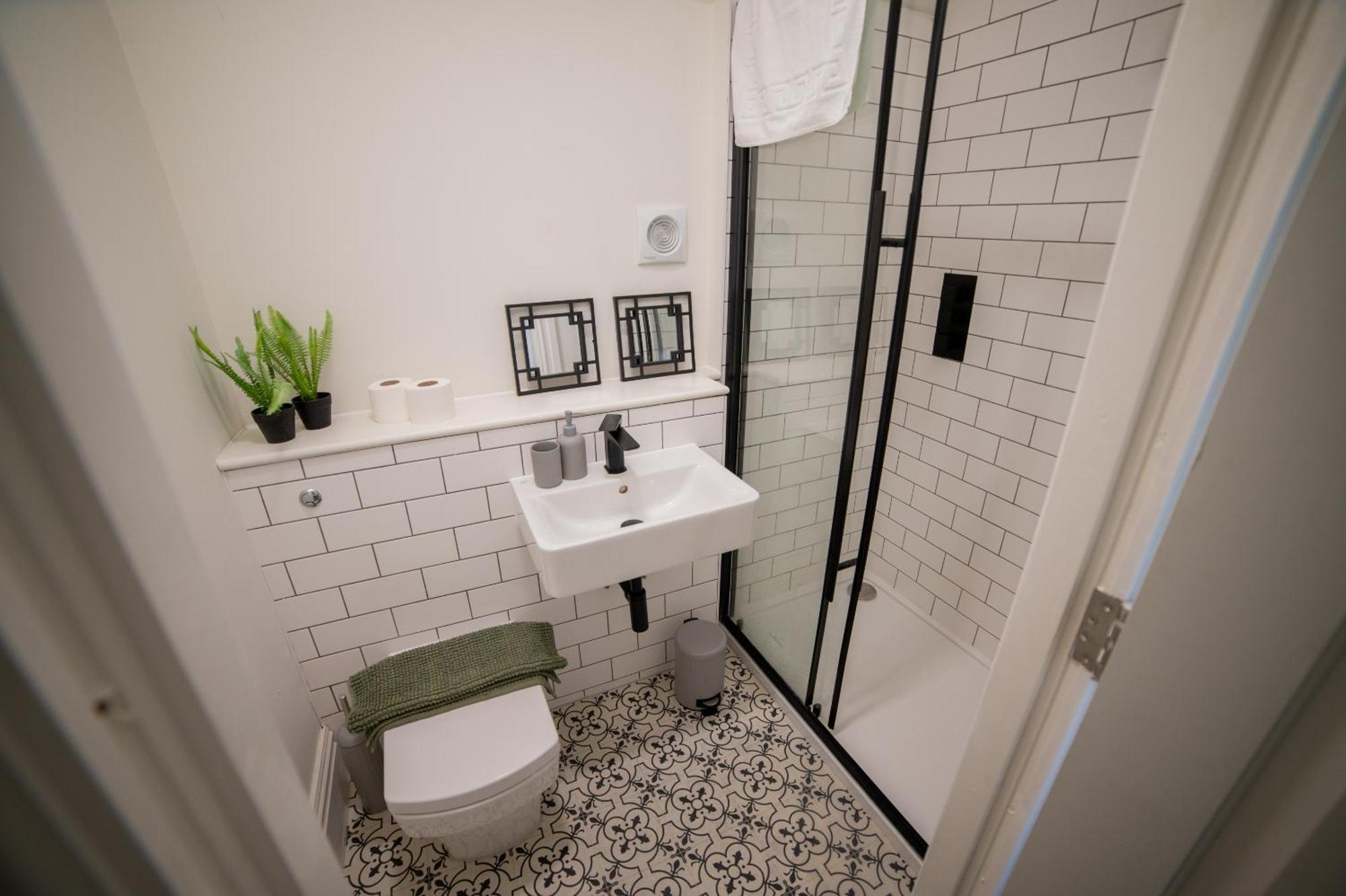 Stylish 3-bedroom Townhouse In Leeds: Ideal For Leisure & Corporate Лидс