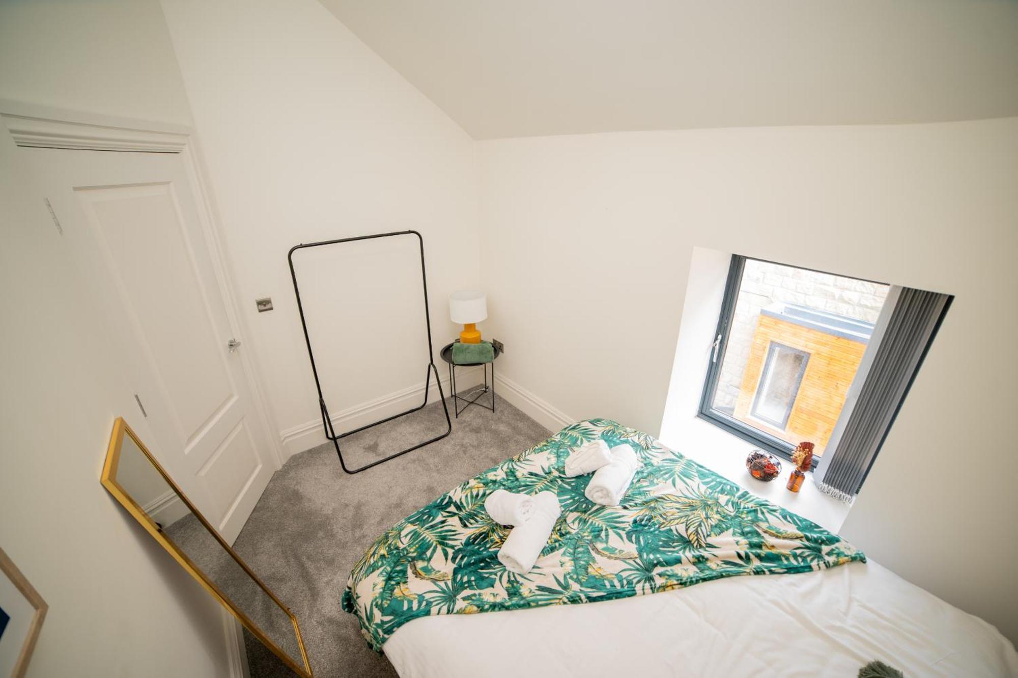 Stylish 3-bedroom Townhouse In Leeds: Ideal For Leisure & Corporate Apartment