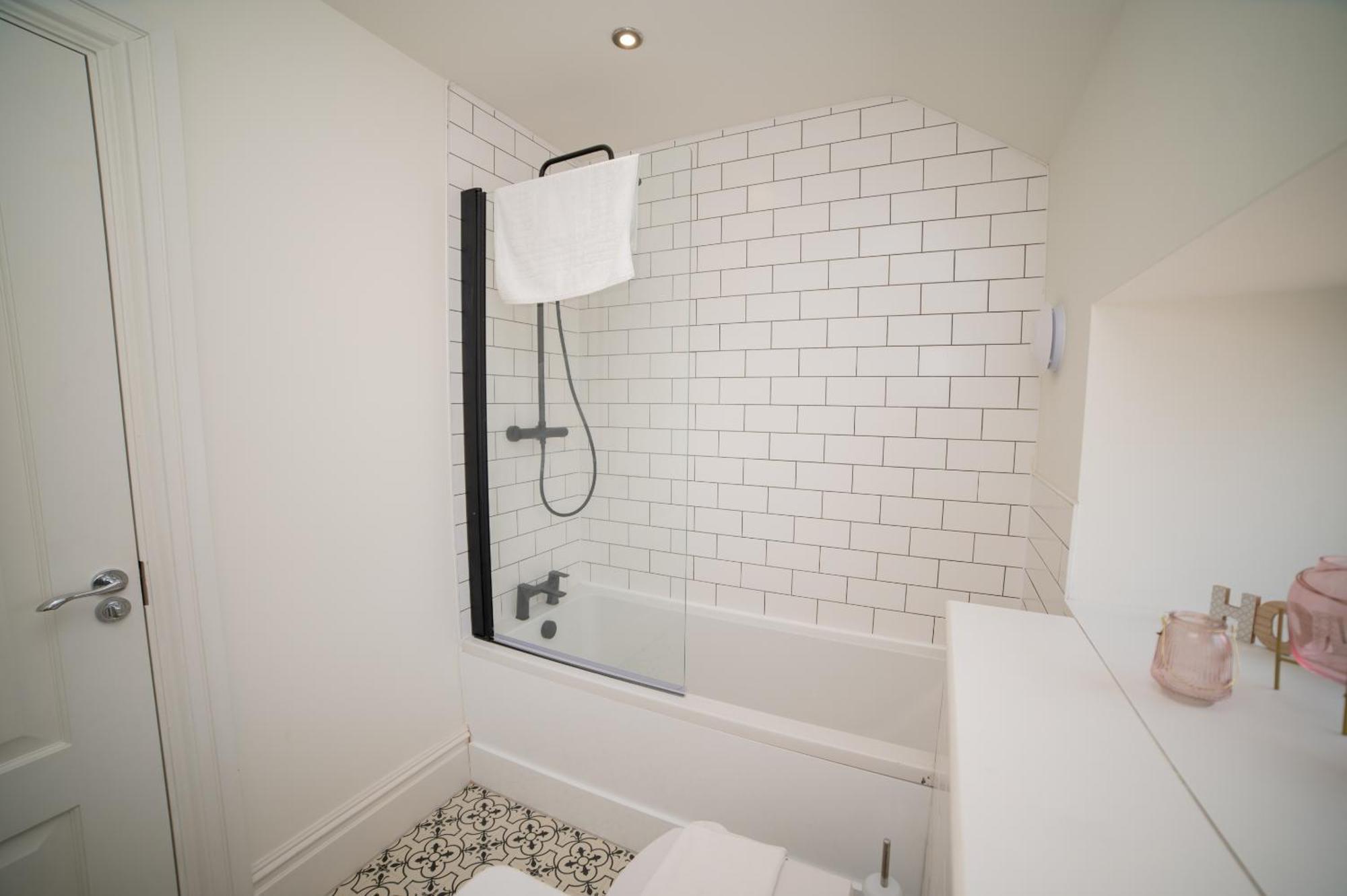 Stylish 3-bedroom Townhouse In Leeds: Ideal For Leisure & Corporate Лидс