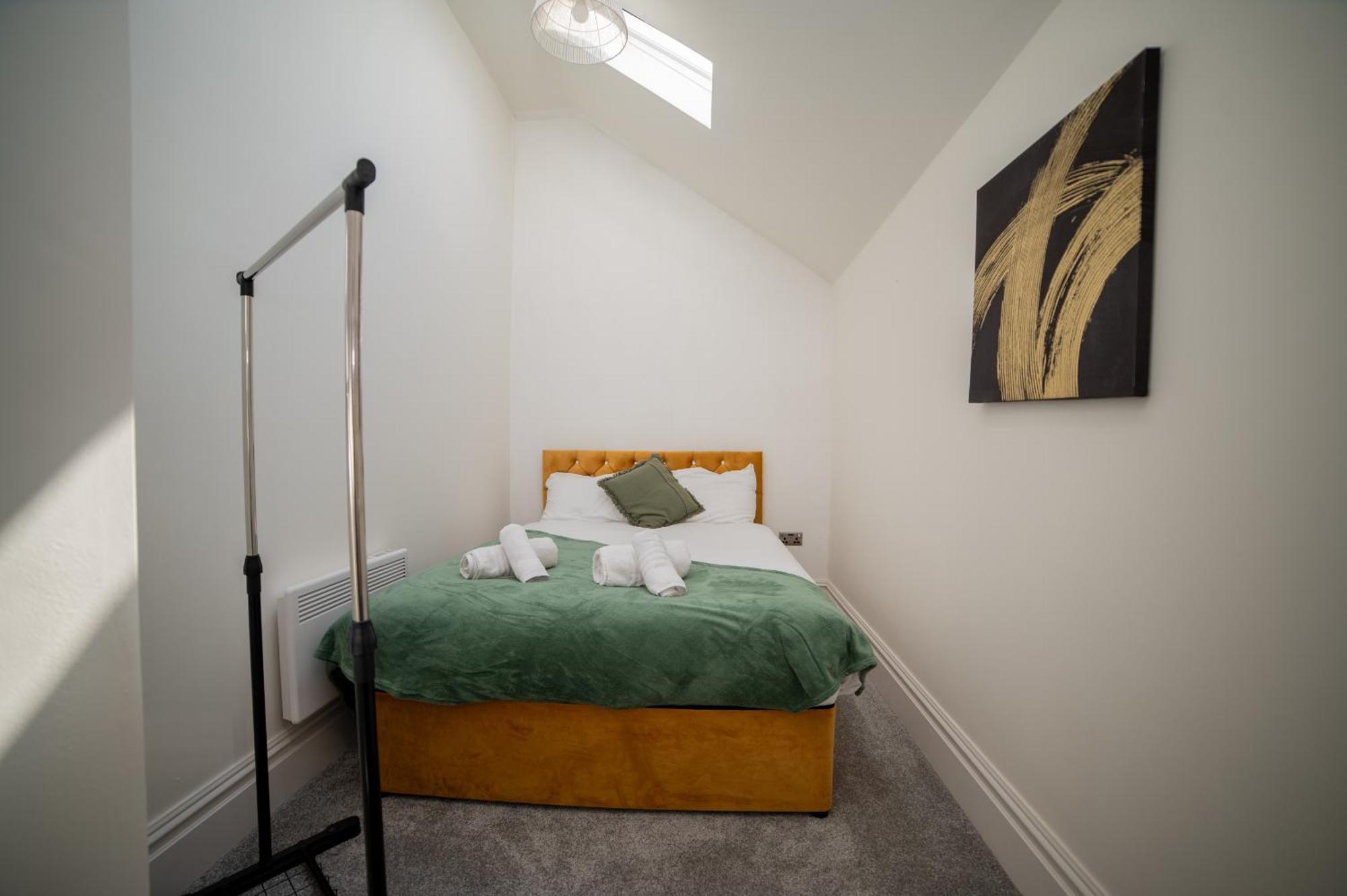 Апартаменты Stylish 3-bedroom Townhouse In Leeds: Ideal For Leisure & Corporate *